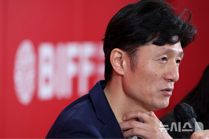 [부산=뉴시스] 박진희 기자 = 이상일 감독이 21일 부산 해운대구 우동 영화의전당 비프힐에서 제30회 부산국제영화제 갈라 프레젠테이션 작품 '국보' 기자회견을 하고 있다. 2025.09.21. pak7130@newsis.com