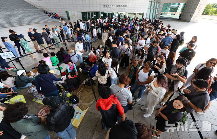 [서울=뉴시스] 황준선 기자 = 21일 오전 서울 용산구 국립중앙박물관에서 관람객들이 입장을 위해 줄을 서 있다. 지난 8월까지 국립중앙박물관을 찾은 관람객은 총 432만8979명으로 지난해 같은 기간(243만9237명)보다 77.5% 증가해 개관 이후 처음으로 연간 관람객 500만명을 넘길 전망이다. 2025.09.21. hwang@newsis.com