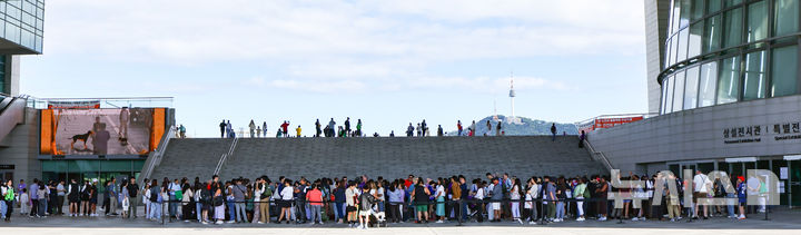 [서울=뉴시스] 황준선 기자 = 21일 오전 서울 용산구 국립중앙박물관에서 관람객들이 입장을 위해 줄을 서 있다. 지난 8월까지 국립중앙박물관을 찾은 관람객은 총 432만8979명으로 지난해 같은 기간(243만9237명)보다 77.5% 증가해 개관 이후 처음으로 연간 관람객 500만명을 넘길 전망이다. 2025.09.21. hwang@newsis.com