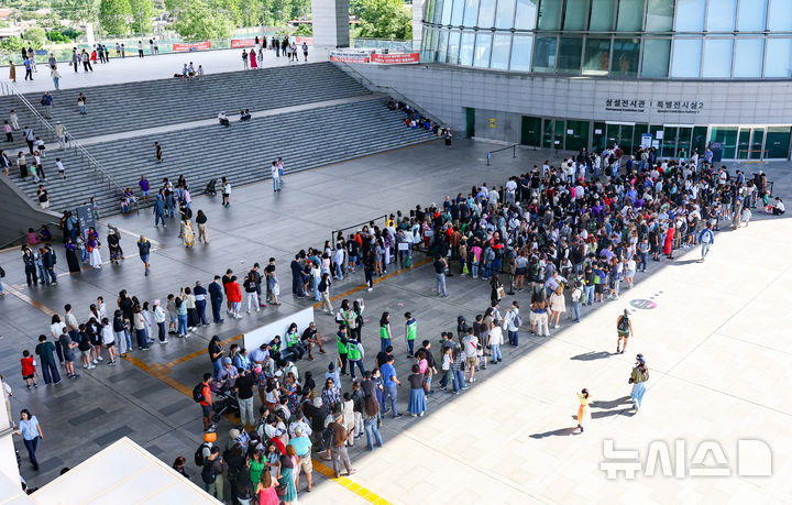 [서울=뉴시스] 황준선 기자 = 21일 오전 서울 용산구 국립중앙박물관에서 관람객들이 입장을 위해 줄을 서 있다. 지난 8월까지 국립중앙박물관을 찾은 관람객은 총 432만8979명으로 지난해 같은 기간(243만9237명)보다 77.5% 증가해 개관 이후 처음으로 연간 관람객 500만명을 넘길 전망이다. 2025.09.21. hwang@newsis.com
