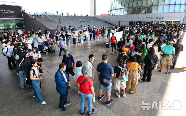 [서울=뉴시스] 황준선 기자 = 21일 오전 서울 용산구 국립중앙박물관에서 관람객들이 입장을 위해 줄을 서 있다. 지난 8월까지 국립중앙박물관을 찾은 관람객은 총 432만8979명으로 지난해 같은 기간(243만9237명)보다 77.5% 증가해 개관 이후 처음으로 연간 관람객 500만명을 넘길 전망이다. 2025.09.21. hwang@newsis.com