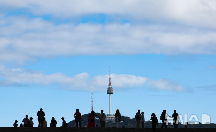 [서울=뉴시스] 황준선 기자 = 맑고 쾌청한 날씨를 보인 21일 오전 서울 용산구 국립중앙박물관에서 바라본 하늘이 푸르다. 2025.09.21. hwang@newsis.com