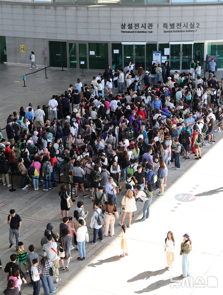 [서울=뉴시스] 황준선 기자 = 21일 오전 서울 용산구 국립중앙박물관에서 관람객들이 입장을 위해 줄을 서 있다. 지난 8월까지 국립중앙박물관을 찾은 관람객은 총 432만8979명으로 지난해 같은 기간(243만9237명)보다 77.5% 증가해 개관 이후 처음으로 연간 관람객 500만명을 넘길 전망이다. 2025.09.21. hwang@newsis.com