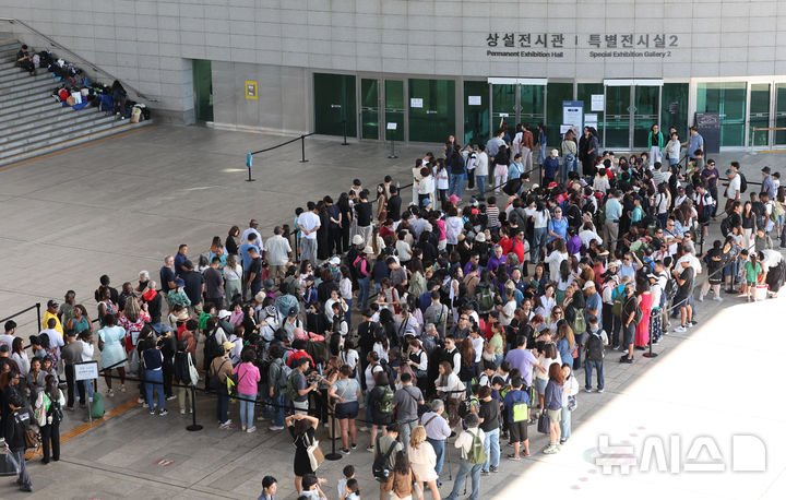 [서울=뉴시스] 황준선 기자 = 21일 오전 서울 용산구 국립중앙박물관에서 관람객들이 입장을 위해 줄을 서 있다. 지난 8월까지 국립중앙박물관을 찾은 관람객은 총 432만8979명으로 지난해 같은 기간(243만9237명)보다 77.5% 증가해 개관 이후 처음으로 연간 관람객 500만명을 넘길 전망이다. 2025.09.21. hwang@newsis.com