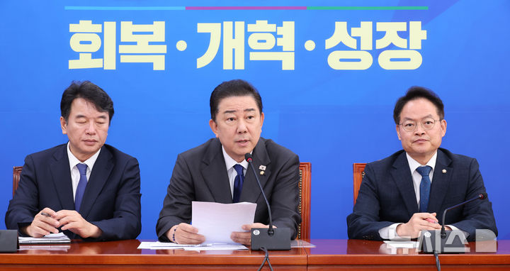 [서울=뉴시스] 김금보 기자 = 김병기 더불어민주당 원내대표가 21일 오전 서울 여의도 국회에서 열린 취임100일 기자간담회에서 발언을 하고 있다. 2025.09.21 kgb@newsis.com