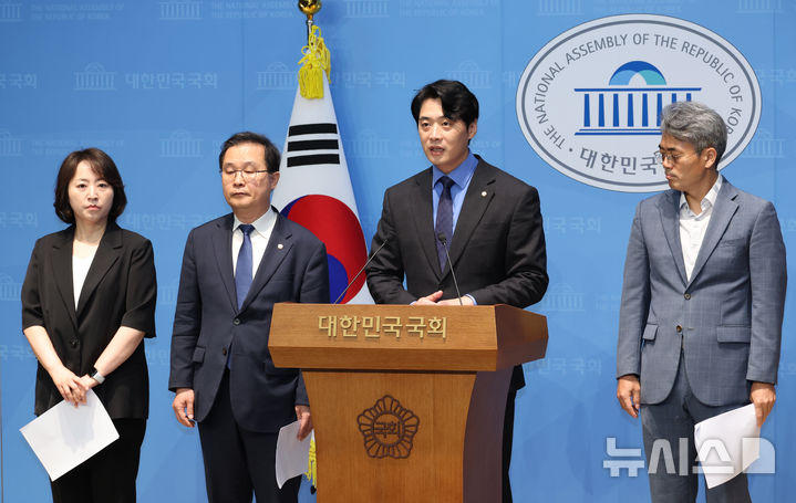 [서울=뉴시스] 김금보 기자 = 한준호 더불어민주당 정치검찰 조작기소대응특위 위원장이 21일 오전 서울 여의도 소통관에서 대장동 사건 관련 현안브리핑을 하고 있다. 2025.09.21 kgb@newsis.com