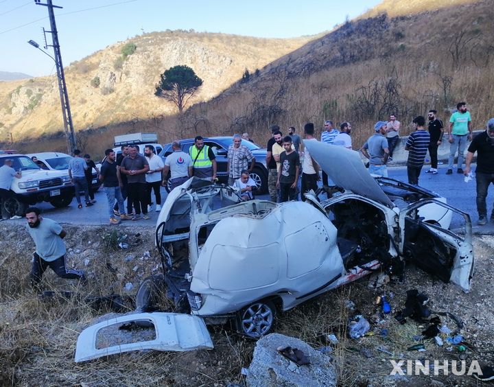 [레바논= 신화/뉴시스] 레바논 남부의 마르자윤- 카르달리 간 고속도로에서 지난 6월 25일 이군 공습으로 파괴된 차량들. 이 폭격으로 헤즈볼라 활동가 1명이 현장에서 숨졌다. 2025.09.29. 