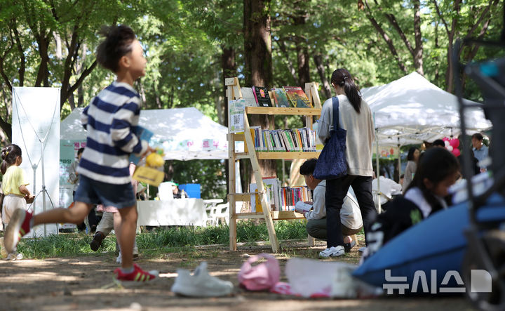 [서울=뉴시스] 김선웅 기자 = 21일 서울 강남구 도산공원에서 '가족숲속도서관' 행사가 열려 야외 팝업 도서관이 운영되고 있다.서울특별시교육청 강남도서관(관장 현희정)은 2025년 서울시교육청 독서 캠페인 북웨이브의 일환으로 20일부터 23일까지 '가족숲속도서관' 행사를 운영하며 야외 팝업 도서관, 비즈 책갈피 만들기, 책 할머니와 동화 읽기, 창의 블록 '폴리곤즈' 만들기 등 각종 체험 및 이벤트에 참여할 수 있다. 2025.09.21. mangusta@newsis.com