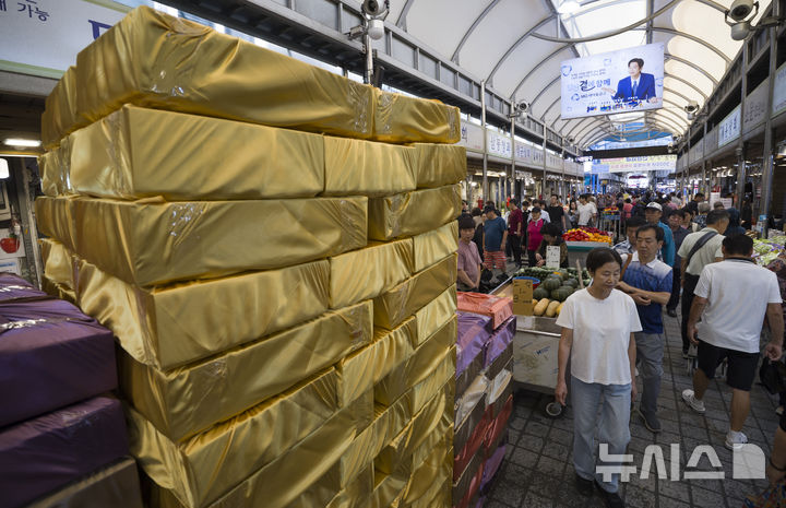 [서울=뉴시스] 김근수 기자 = 민족 대명절 추석 연휴를 앞둔 21일 오후 서울 동대문구 청량리종합시장의 한 과일 가게 앞에 선물용으로 포장된 과일박스가 쌓여 있다. 2025.09.21. ks@newsis.com