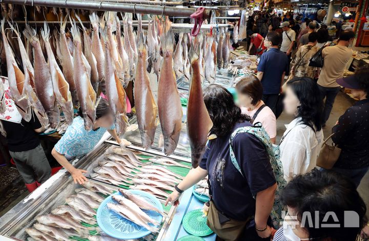 [부산=뉴시스] 하경민 기자 = 추석 연휴를 2주일 앞둔 21일 부산 부산진구 부전시장을 찾은 시민들이 제수용품 등을 구입하고 있다. 2025.09.21. yulnetphoto@newsis.com