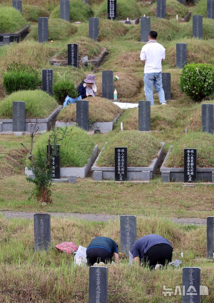 [부산=뉴시스] 하경민 기자 = 추석 연휴를 2주일 앞둔 21일 부산 금정구 영락공원을 찾은 시민들이 이른 성묘와 벌초를 하고 있다. 2025.09.21. yulnetphoto@newsis.com