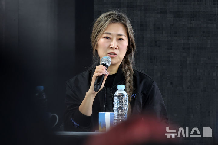 [부산=뉴시스] 박진희 기자 = 매기 강(Maggie Kang) 감독이 21일 부산 해운대구 영화의전당 BIFF 야외무대에서 제30회 부산국제영화제 영화 '케이팝 데몬 헌터스' 오픈토크를 하고 있다. 2025.09.21. pak7130@newsis.com