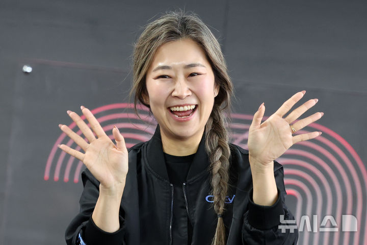 [부산=뉴시스] 박진희 기자 = 매기 강(Maggie Kang) 감독이 21일 부산 해운대구 영화의전당 BIFF 야외무대에서 제30회 부산국제영화제 영화 '케이팝 데몬 헌터스' 오픈토크를 하고 있다. 2025.09.21. pak7130@newsis.com