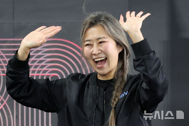 [부산=뉴시스] 박진희 기자 = 매기 강(Maggie Kang) 감독이 21일 부산 해운대구 영화의전당 BIFF 야외무대에서 제30회 부산국제영화제 영화 '케이팝 데몬 헌터스' 오픈토크를 하고 있다. 2025.09.21. pak7130@newsis.com