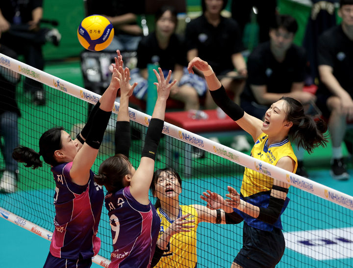 [서울=뉴시스] 정병혁 기자 = 21일 전남 여수 진남체육관에서 열린 2025 여수NH농협컵 프로배구대회 현대건설과 흥국생명과의 경기, 현대건설 양효진이 공격하고 있다.(사진=현대건설배구단 제공) 2025.09.21. photo@newsis.com *재판매 및 DB 금지