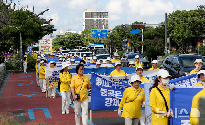 [제주=뉴시스] 우장호 기자 = 21일 오후 제주시 연동 일원에서 한국파룬따파불학회 회원들이 중국 공산당 해체와 파룬궁 수련생에 대한 인권탄압 중단을 촉구하는 거리행진을 하고 있다. 2025.09.21. woo1223@newsis.com