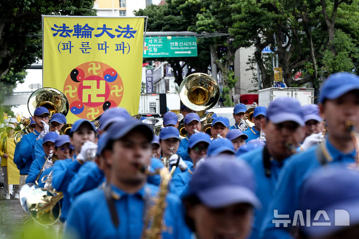 [제주=뉴시스] 우장호 기자 = 21일 오후 제주시 연동 일원에서 한국파룬따파불학회 회원들이 중국 공산당 해체와 파룬궁 수련생에 대한 인권탄압 중단을 촉구하는 거리행진을 하고 있다. 2025.09.21. woo1223@newsis.com