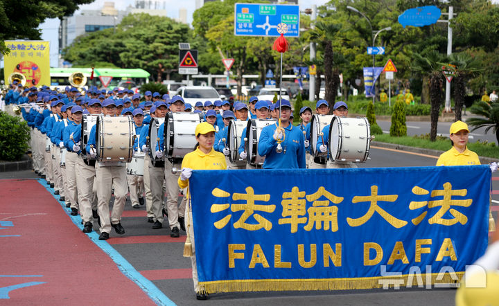 [제주=뉴시스] 우장호 기자 = 21일 오후 제주시 연동 일원에서 한국파룬따파불학회 회원들이 중국 공산당 해체와 파룬궁 수련생에 대한 인권탄압 중단을 촉구하는 거리행진을 하고 있다. 2025.09.21. woo1223@newsis.com