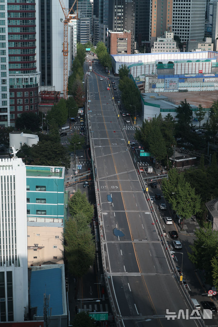 [서울=뉴시스] 황준선 기자 = 21일 서울 중구 서소문 고가차도의 차량 통행이 전면 통제되고 있다.서울시는 이날부터 서소문 고가차로의 통행을 전면 통제하고 철거공사 약 8개월간 진행해 내년 5월 완료를 목표로 한다. 이후 신설 공사를 착수해 2028년 2월 준공을 목표로 하고 있다. 2025.09.21. hwang@newsis.com
