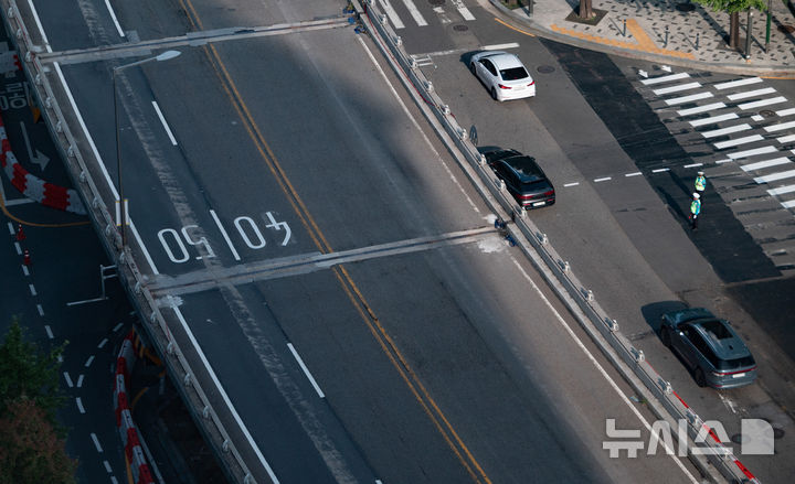 [서울=뉴시스] 황준선 기자 = 21일 서울 중구 서소문 고가차도의 차량 통행이 전면 통제되고 있다.서울시는 이날부터 서소문 고가차로의 통행을 전면 통제하고 철거공사 약 8개월간 진행해 내년 5월 완료를 목표로 한다. 이후 신설 공사를 착수해 2028년 2월 준공을 목표로 하고 있다. 2025.09.21. hwang@newsis.com