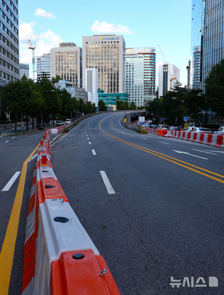 [서울=뉴시스] 황준선 기자 = 21일 서울 중구 서소문 고가차도의 차량 통행이 전면 통제되고 있다.서울시는 이날부터 서소문 고가차로의 통행을 전면 통제하고 철거공사 약 8개월간 진행해 내년 5월 완료를 목표로 한다. 이후 신설 공사를 착수해 2028년 2월 준공을 목표로 하고 있다. 2025.09.21. hwang@newsis.com