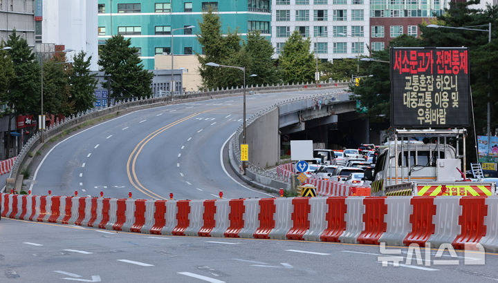 [서울=뉴시스] 황준선 기자 = 21일 서울 중구 서소문 고가차도의 차량 통행이 전면 통제되고 있다.서울시는 이날부터 서소문 고가차로의 통행을 전면 통제하고 철거공사 약 8개월간 진행해 내년 5월 완료를 목표로 한다. 이후 신설 공사를 착수해 2028년 2월 준공을 목표로 하고 있다. 2025.09.21. hwang@newsis.com