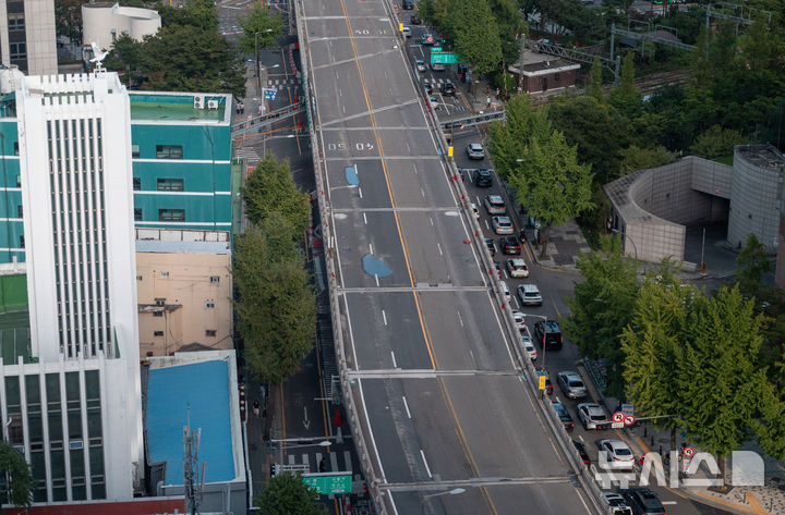 [서울=뉴시스] 황준선 기자 = 21일 서울 중구 서소문 고가차도의 차량 통행이 전면 통제되고 있다.서울시는 이날부터 서소문 고가차로의 통행을 전면 통제하고 철거공사 약 8개월간 진행해 내년 5월 완료를 목표로 한다. 이후 신설 공사를 착수해 2028년 2월 준공을 목표로 하고 있다. 2025.09.21. hwang@newsis.com