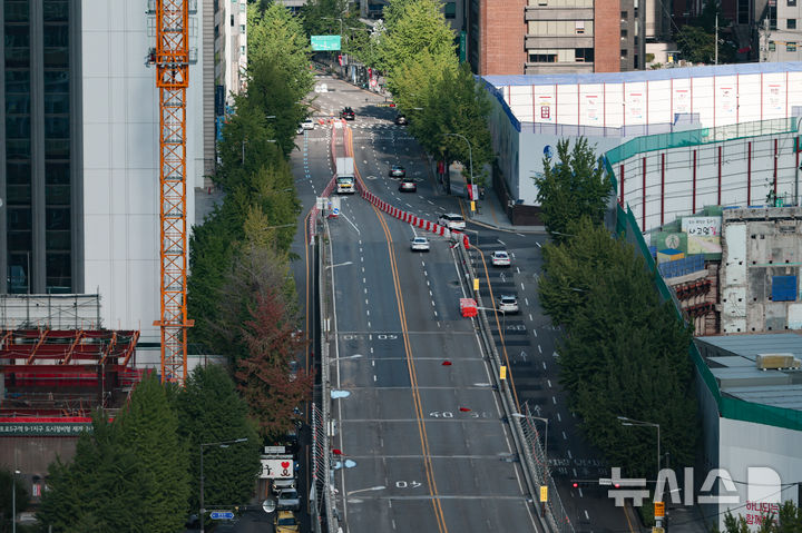 [서울=뉴시스] 황준선 기자 = 21일 서울 중구 서소문 고가차도의 차량 통행이 전면 통제되고 있다.서울시는 이날부터 서소문 고가차로의 통행을 전면 통제하고 철거공사 약 8개월간 진행해 내년 5월 완료를 목표로 한다. 이후 신설 공사를 착수해 2028년 2월 준공을 목표로 하고 있다. 2025.09.21. hwang@newsis.com