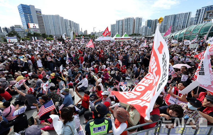 [대구=뉴시스] 이무열 기자 = 21일 대구 동구 동대구역 광장에서 열린 야당탄압·독재정치 국민 규탄대회에서 참석자들이 구호를 외치고 있다. 2025.09.21. lmy@newsis.com