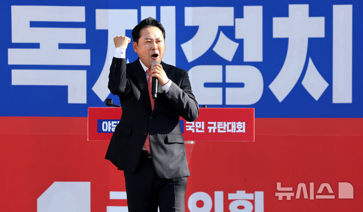 [대구=뉴시스] 이무열 기자 = 장동혁 국민의힘 대표가 21일 대구 동구 동대구역 광장에서 열린 야당탄압·독재정치 국민 규탄대회에서 발언을 하고 있다. 2025.09.21. lmy@newsis.com