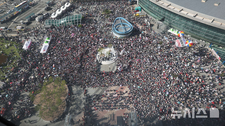 [대구=뉴시스] 이무열 기자 = 21일 대구 동구 동대구역 광장에서 국민의힘 야당탄압·독재정치 국민 규탄대회가 열리고 있다. 2025.09.21. lmy@newsis.com