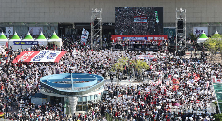 [대구=뉴시스] 이무열 기자 = 장동혁 국민의힘 대표와 송언석 원내대표를 비롯한 국민의힘 관계자들이 21일 대구 동구 동대구역 광장에서 열린 야당탄압·독재정치 국민 규탄대회에 참석해 구호를 외치고 있다. 2025.09.21. lmy@newsis.com