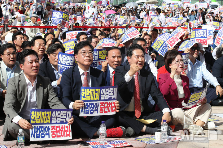 [대구=뉴시스] 이무열 기자 = 장동혁 국민의힘 대표와 송언석 원내대표를 비롯한 국민의힘 관계자들이 21일 대구 동구 동대구역 광장에서 열린 야당탄압·독재정치 국민 규탄대회에 참석해 구호를 외치고 있다. 2025.09.21. lmy@newsis.com