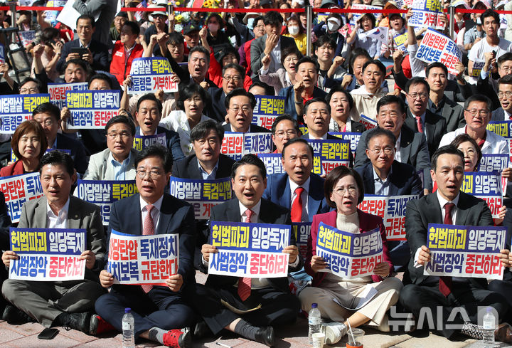 [대구=뉴시스] 이무열 기자 = 장동혁 국민의힘 대표와 송언석 원내대표를 비롯한 국민의힘 관계자들이 지난 21일 대구 동구 동대구역 광장에서 열린 야당탄압·독재정치 국민 규탄대회에 참석해 구호를 외치고 있다. 2025.09.21. lmy@newsis.com