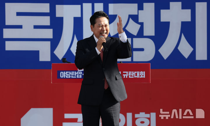 [대구=뉴시스] 이무열 기자 = 장동혁 국민의힘 대표가 21일 대구 동구 동대구역 광장에서 열린 야당탄압·독재정치 국민 규탄대회에서 발언을 하고 있다. 2025.09.21. lmy@newsis.com