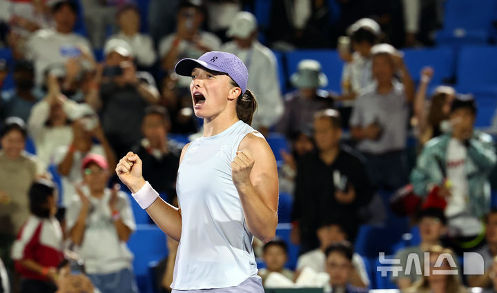 [서울=뉴시스] 최진석 기자 = 21일 서울 올림픽공원 테니스장에서 열린 2025 여자프로테니스(WTA) 투어 코리아오픈 단식 결승 이가 시비옹테크(폴란드)와 에카테리나 알렉산드로바(러시아)의 경기에서 승리를 거두며 우승을 차지한 시비옹테크가 라켓을 던지며 포효하고 있다. 2025.09.21. myjs@newsis.com
