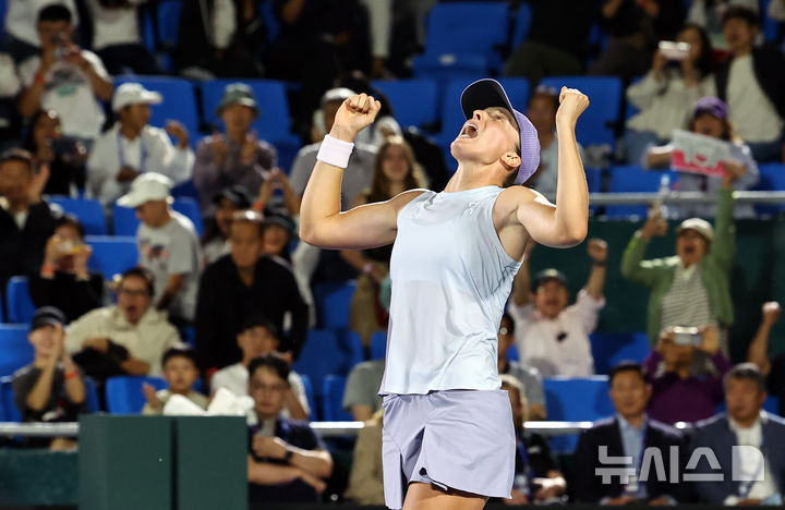 [서울=뉴시스] 최진석 기자 = 21일 서울 올림픽공원 테니스장에서 열린 2025 여자프로테니스(WTA) 투어 코리아오픈 단식 결승 이가 시비옹테크(폴란드)와 에카테리나 알렉산드로바(러시아)의 경기에서 승리를 거두며 우승을 차지한 시비옹테크가 라켓을 던지며 포효하고 있다. 2025.09.21. myjs@newsis.com