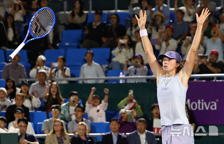 [서울=뉴시스] 최진석 기자 = 21일 서울 올림픽공원 테니스장에서 열린 2025 여자프로테니스(WTA) 투어 코리아오픈 단식 결승 이가 시비옹테크(폴란드)와 에카테리나 알렉산드로바(러시아)의 경기에서 승리를 거두며 우승을 차지한 시비옹테크가 라켓을 던지며 포효하고 있다. 2025.09.21. myjs@newsis.com