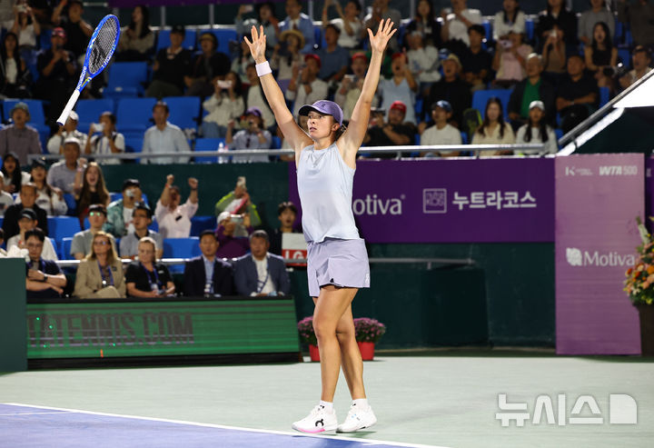 [서울=뉴시스] 최진석 기자 = 21일 서울 올림픽공원 테니스장에서 열린 2025 여자프로테니스(WTA) 투어 코리아오픈 단식 결승 이가 시비옹테크(폴란드)와 에카테리나 알렉산드로바(러시아)의 경기에서 승리를 거두며 우승을 차지한 시비옹테크가 라켓을 던지며 포효하고 있다. 2025.09.21. myjs@newsis.com