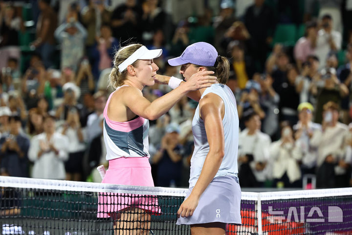 [서울=뉴시스] 최진석 기자 = 21일 서울 올림픽공원 테니스장에서 열린 2025 여자프로테니스(WTA) 투어 코리아오픈 단식 결승 이가 시비옹테크(폴란드)와 에카테리나 알렉산드로바(러시아)의 경기에서 승리를 거두며 우승을 차지한 후 알렉산드로바와 인사하고 있다. 2025.09.21. myjs@newsis.com