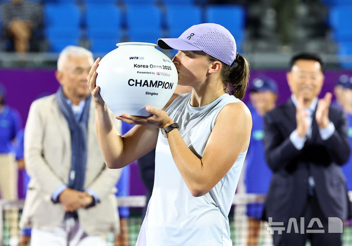 [서울=뉴시스] 최진석 기자 = 21일 서울 올림픽공원 테니스장에서 열린 2025 여자프로테니스(WTA) 투어 코리아오픈 단식 결승 이가 시비옹테크(폴란드)와 에카테리나 알렉산드로바(러시아)의 경기에서 승리를 거두며 우승을 차지한 시비옹테크가 우승트로피에 입맞춥하고 있다. 2025.09.21. myjs@newsis.com