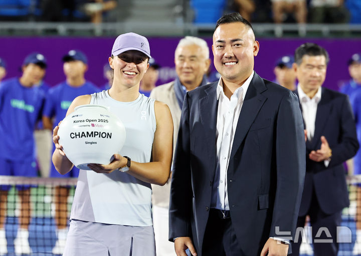 [서울=뉴시스] 최진석 기자 = 21일 서울 올림픽공원 테니스장에서 열린 2025 여자프로테니스(WTA) 투어 코리아오픈 단식 결승 이가 시비옹테크(폴란드)와 에카테리나 알렉산드로바(러시아)의 경기에서 승리를 거두며 우승을 차지한 시비옹테크가 우승트로피를 들고 기념촬영하고 있다. 2025.09.21. myjs@newsis.com
