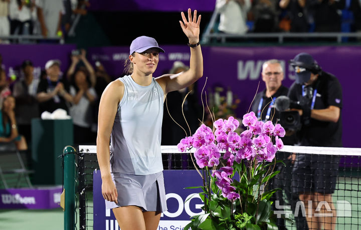 [서울=뉴시스] 최진석 기자 = 21일 서울 올림픽공원 테니스장에서 열린 2025 여자프로테니스(WTA) 투어 코리아오픈 단식 결승 이가 시비옹테크(폴란드)와 에카테리나 알렉산드로바(러시아)의 경기에서 승리를 거두며 우승을 차지한 시비옹테크가 시상식에 입장하고 있다. 2025.09.21. myjs@newsis.com