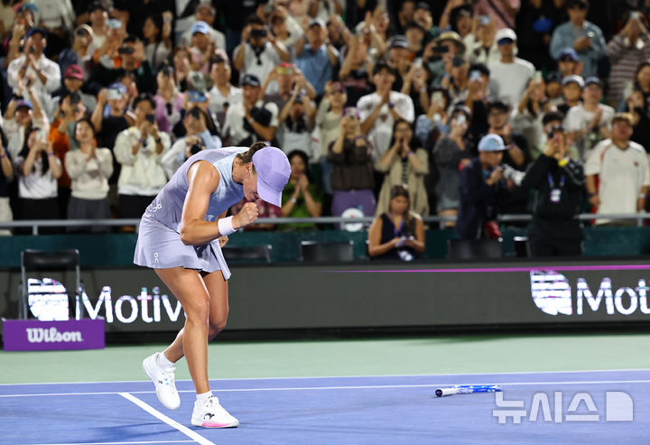 [서울=뉴시스] 최진석 기자 = 21일 서울 올림픽공원 테니스장에서 열린 2025 여자프로테니스(WTA) 투어 코리아오픈 단식 결승 이가 시비옹테크(폴란드)와 에카테리나 알렉산드로바(러시아)의 경기에서 승리를 거두며 우승을 차지한 시비옹테크가 기뻐하고 있다. 2025.09.21. myjs@newsis.com