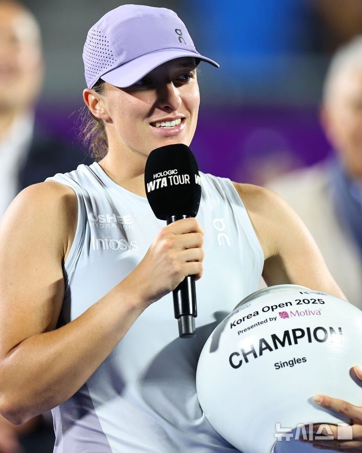 [서울=뉴시스] 최진석 기자 = 21일 서울 올림픽공원 테니스장에서 열린 2025 여자프로테니스(WTA) 투어 코리아오픈 단식 결승 이가 시비옹테크(폴란드)와 에카테리나 알렉산드로바(러시아)의 경기에서 승리를 거두며 우승을 차지한 시비옹테크가 소감을 밝히고 있다. 2025.09.21. myjs@newsis.com