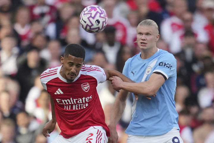 [런던=AP/뉴시스] 잉글랜드 프로축구 프리미어리그(EPL) 맨체스터 시티의 엘링 홀란(오른쪽), 아스널의 윌리엄 살리바. 2025.09.21.