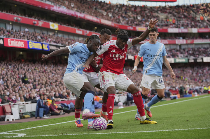 [런던=AP/뉴시스] 잉글랜드 프로축구 프리미어리그(EPL) 아스널의 노니 마두에케(왼쪽에서 3번째). 2025.09.21.