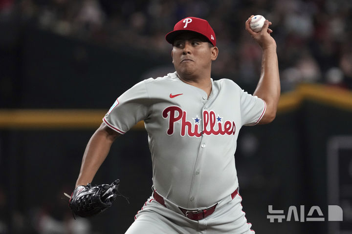 [피닉스=AP/뉴시스] 메이저리그 필라델피아 필리스의 선발 레인저 수아레스가 21일(현지 시간) 미국 애리조나주 피닉스 체이스필드에서 열린 2025 MLB 1회 애리조나 다이아몬드백스를 상대로 투구하고 있다. 2025.09.22.