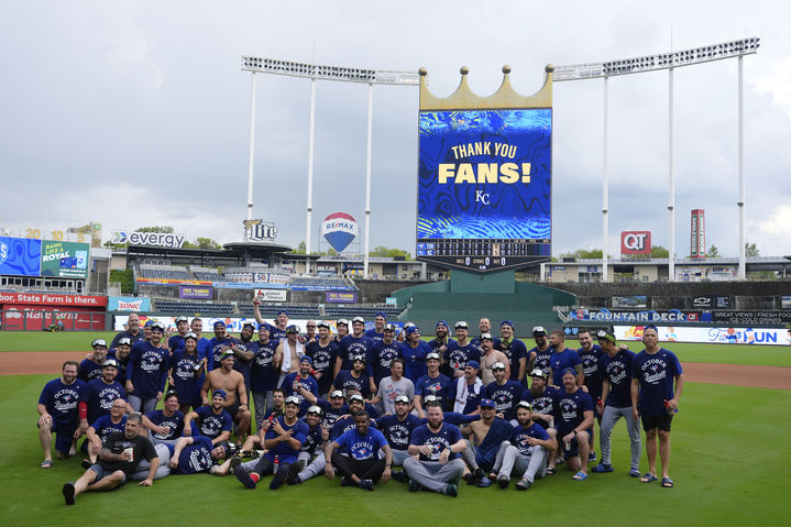 [캔자스시티=AP/뉴시스] 토론토 블루제이스 선수단이 22일(한국 시간) 미국 미주리주 캔자스시티의 코프먼 스타디움에서 열린 2025 메이저리그(MLB) 캔자스시티 로열스와의 경기에서 8-5로 승리, 포스트시즌 진출을 확정한 뒤 단체 사진을 찍고 있다. 2025.09.22