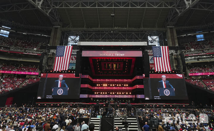 [글렌데일=AP/뉴시스] 도널드 트럼프 미국 대통령이 21일(현지 시간) 애리조나주 글렌데일 스테이트팜 스타디움에서 열린 보수 성향 활동가 찰리 커크 추모 행사에 참석해 연설을 하고 있다. 2025.09.22.